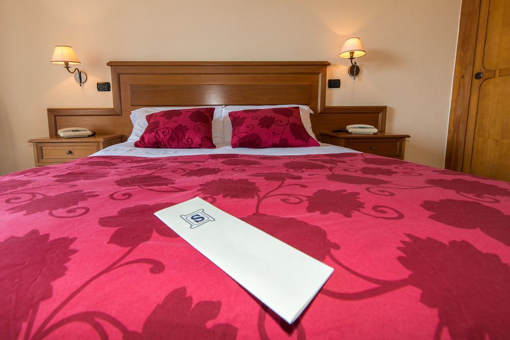 Albergo Scalzone Castel Volturno Bagian luar foto