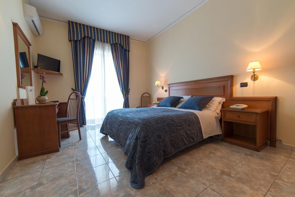 Albergo Scalzone Castel Volturno Bagian luar foto