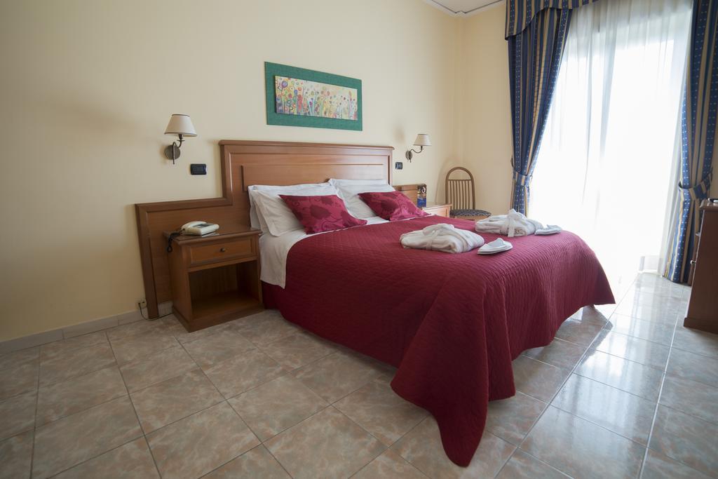 Albergo Scalzone Castel Volturno Bagian luar foto
